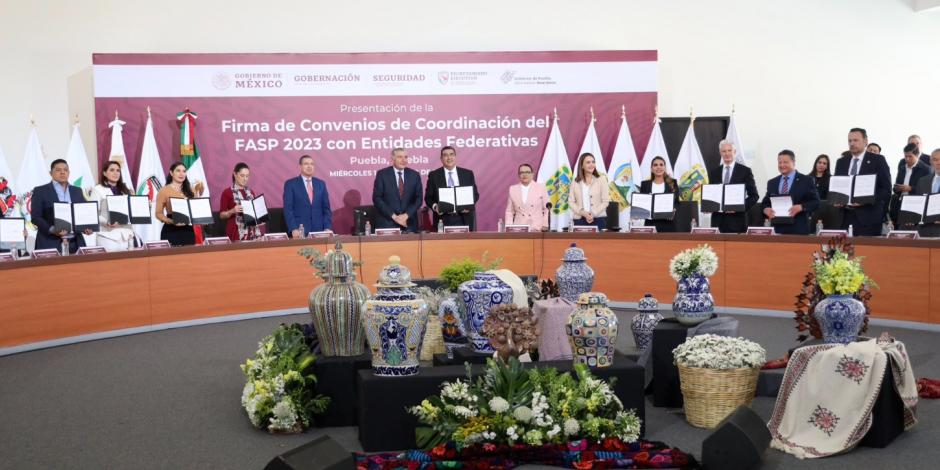 El secretario de Gobernación, Adán Augusto y la titular de la SSPC, Rosa Icela, con gobernadores de 11 entidades durante un evento en Puebla, ayer,