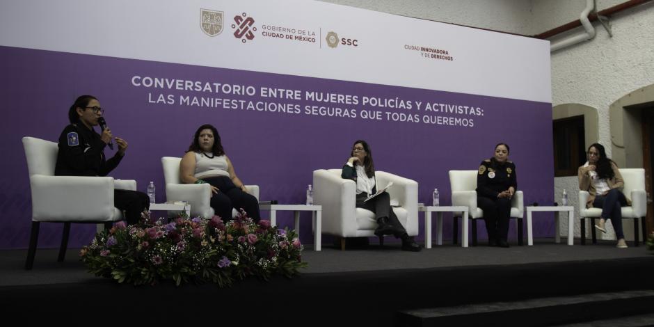 La Jefa Atenea, Itzania Otero (a la izquierda), al participar en el conversatorio con integrantes de diversas organizaciones sociales, ayer.