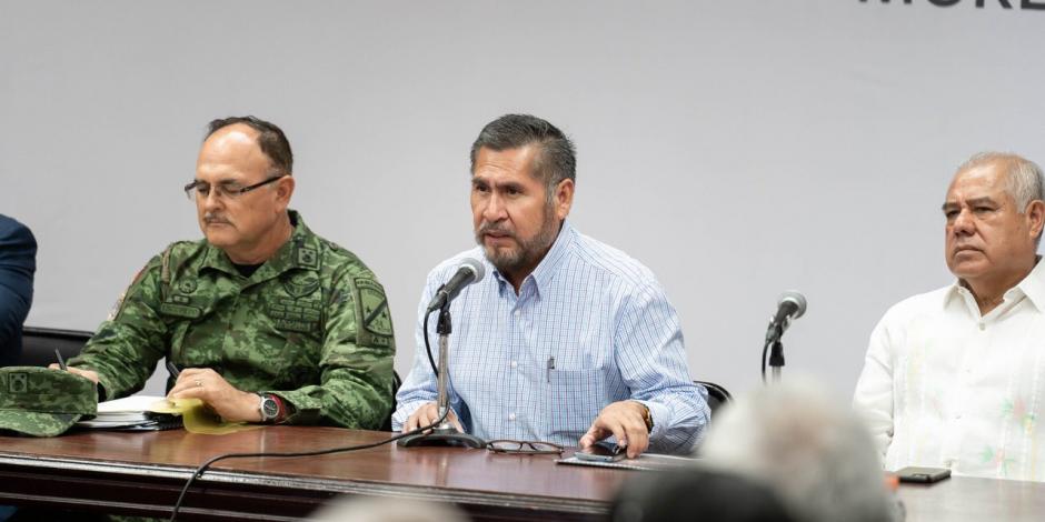 El secretario de Gobierno de Morelos, Samuel Sotelo (al centro), confirmó el crimen perpetrado ayer.