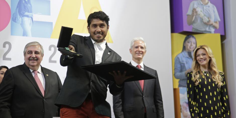 En la imagen, el actor Tenoch Huerta al recibir la presea Estado de México, ayer.