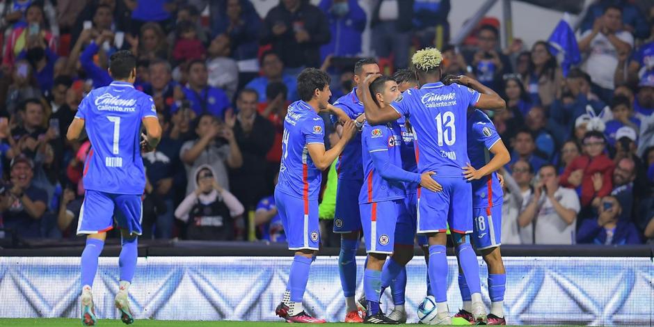 Jugadores de Cruz Azul festejan un gol en el Torneo Clausura 2023 de la Liga MX.
