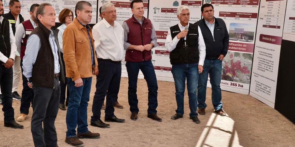 López Obrador, ayer flanqueado por los gobernadores de Coahuila y de Durango.