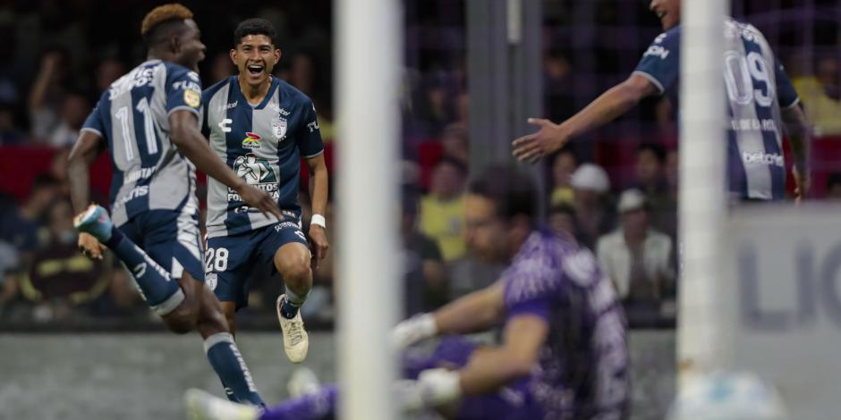 Futbolistas del Pachuca festejan uno de sus goles contra el América ante el desconcierto de Óscar Jiménez.