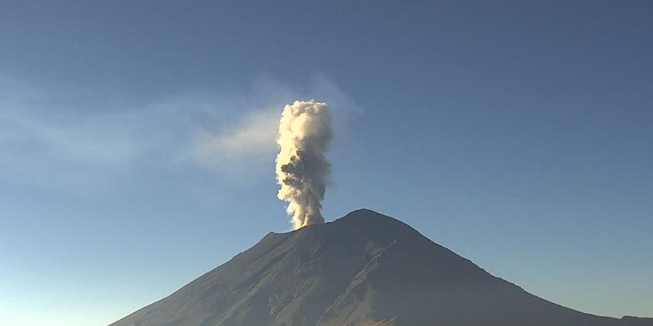 El volcán Popocatépetl se observó con emisión constante de ceniza.