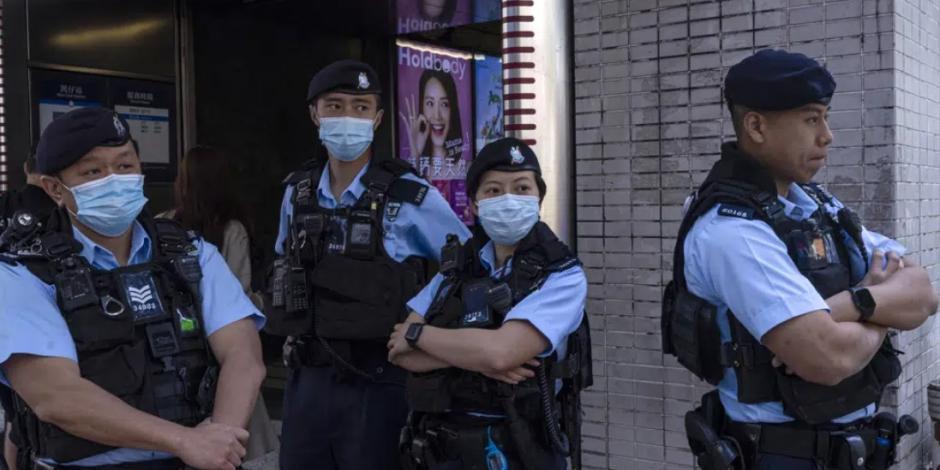 Policía de Hon Kong impide movilización de mujeres.