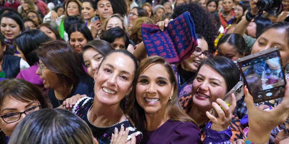 Mara Lezama, gobernadora de Quintana Roo y la jefa de Gobierno de la CDMX, Claudia Sheinbaum Pardo, rodeadas de simpatizantes