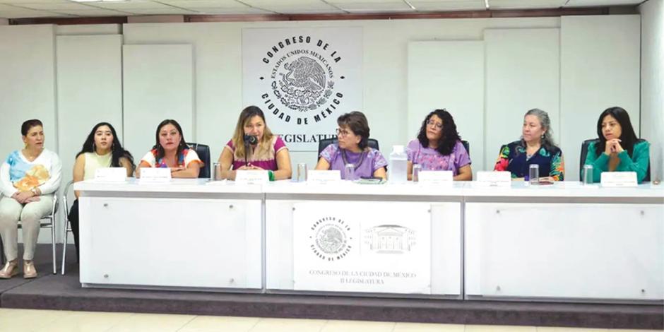 Diputadas de Morena en el Congreso de la CDMX en conferencia de prensa, ayer.