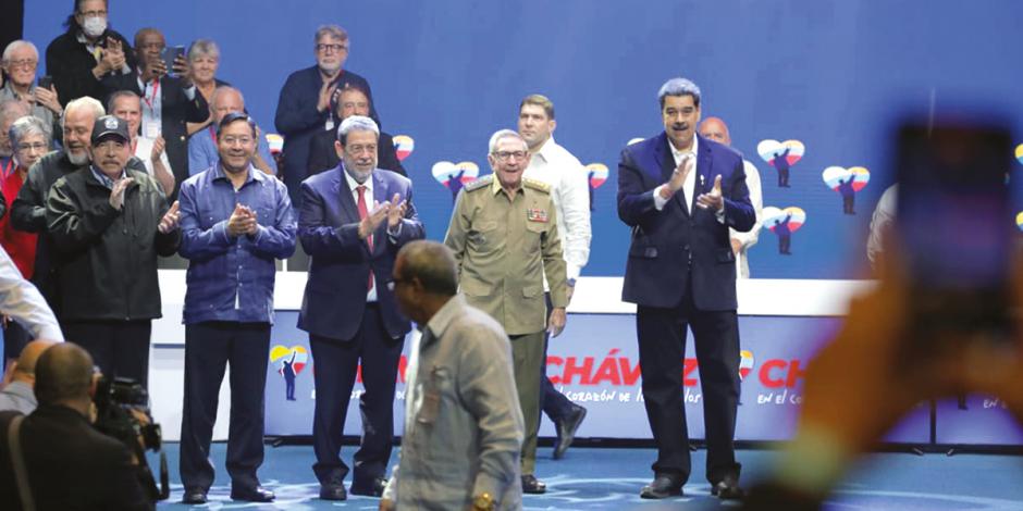 De izq. a der. en primera fila: Daniel Ortega (Nicaragua), Luis Arce (Bolivia), Ralph Gonsalves (San Vicente y las Granadinas), Raúl Castro y Nicolás Maduro, ayer, en Caracas.