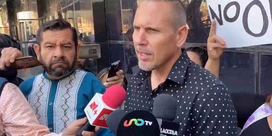Bryan LeBarón en entrevista con medios a las afueras de la FGR tras realizar la denuncia contra Genaro García Luna por traición a la Patria