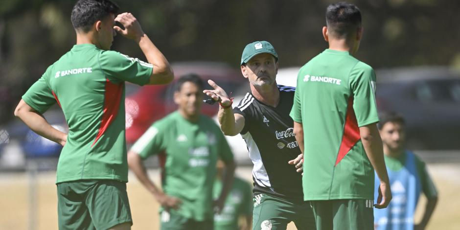 Diego Cocca da indicaciones en su primer día como entrenador de la Selección Mexicana.