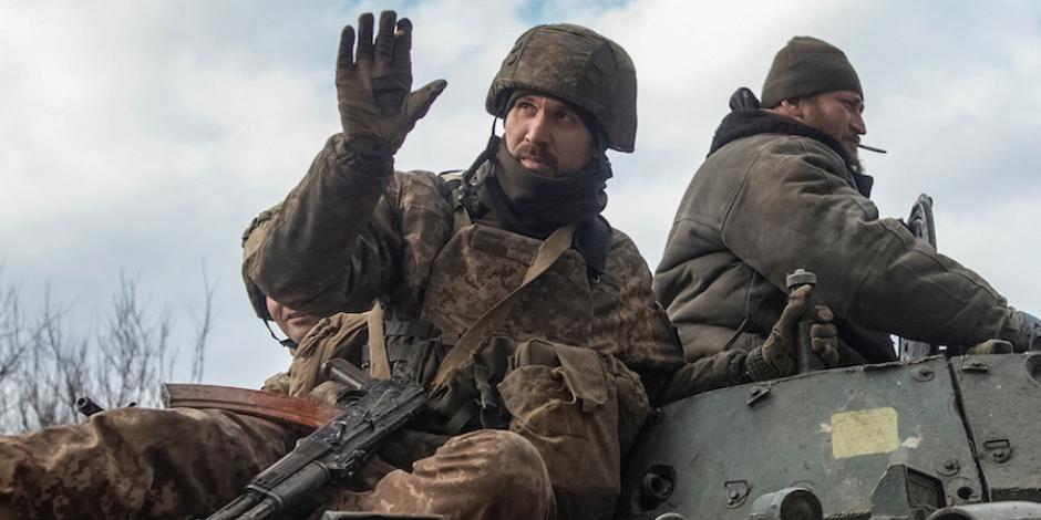 Soldados ucranianos avanzan posiciones en un vehículo de combate en Bajmut.