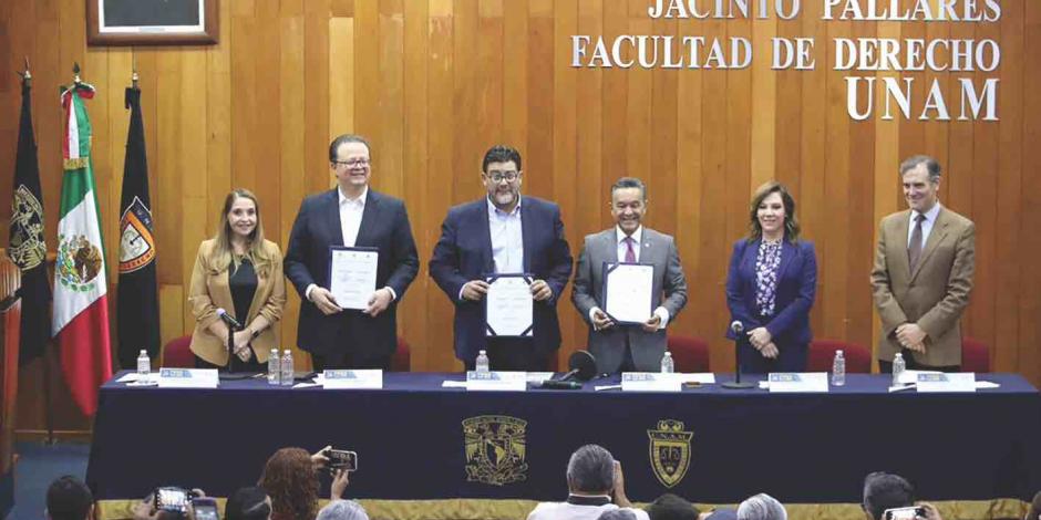 Los magistrados Felipe de la Mata y Reyes Rodríguez (2o y 3o de izq. a der.), con el consejero presidente, Lorenzo Córdova (der.), ayer, en un foro realizado en la UNAM.