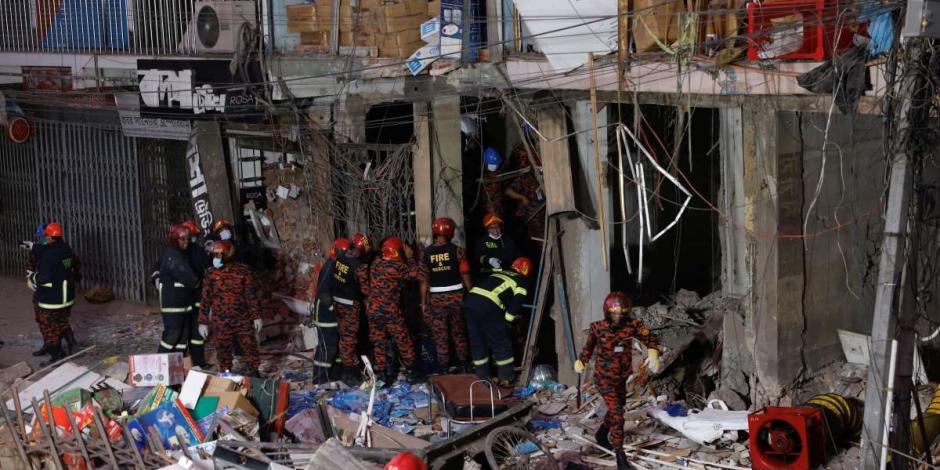 Equipo de bomberos realiza labores de rescate en edificio donde ocurrió la explosión.