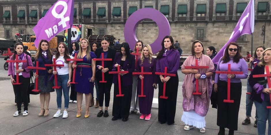 Mujeres panistas realizaron este martes una protesta en el Zócalo.