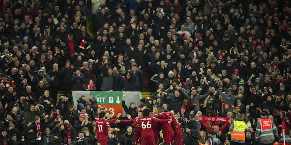 Futbolistas del Liverpool celebran con su afición uno de los goles del fin de semana en la Premier.