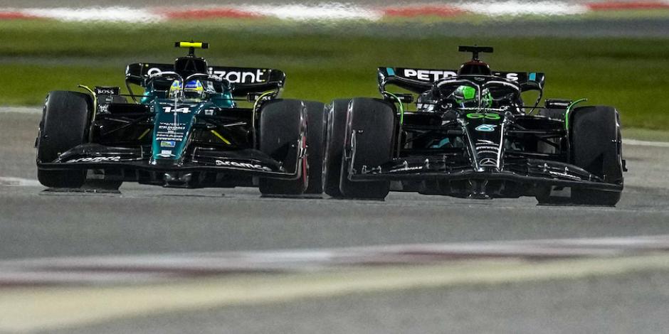 El Aston Martin y el Mercedes pelean un lugar el domingo pasado.