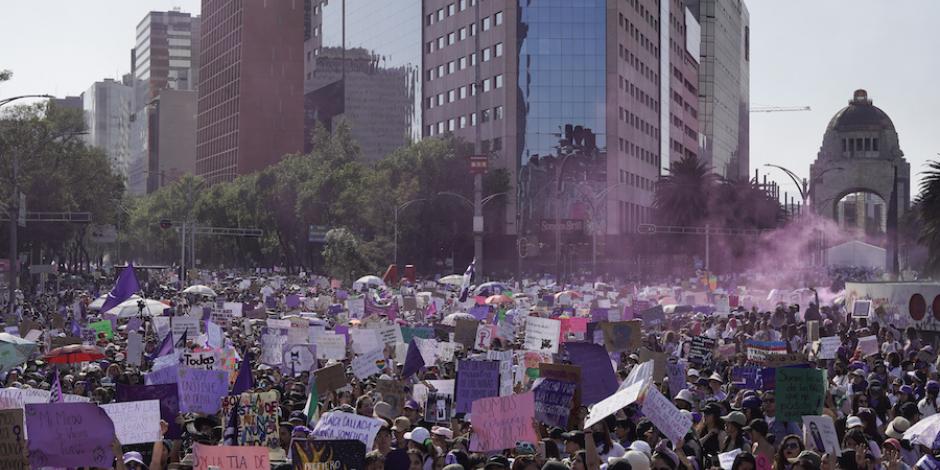 Miles de mujeres  alzan la voz, ayer en la CDMX.