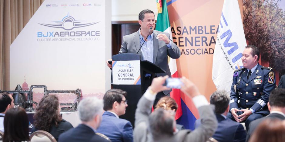 Diego Sinhue Rodríguez en reunión con industriales aeroespaciales, ayer.