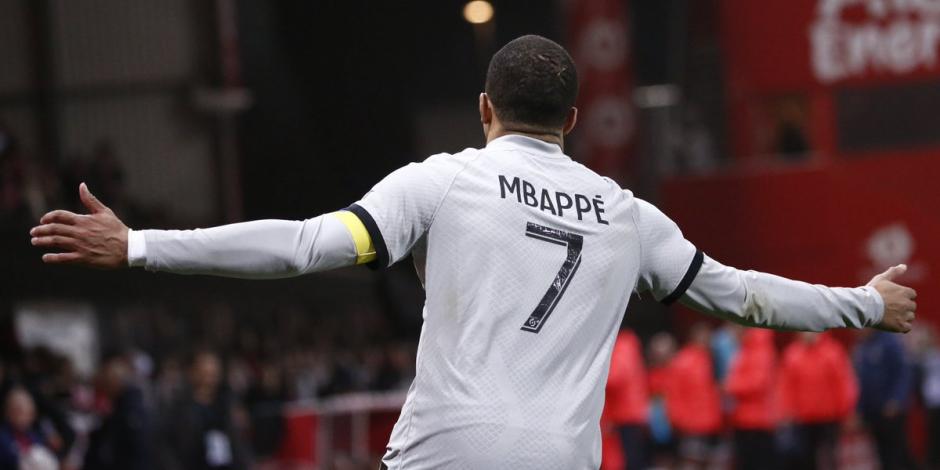 Kylian Mbappé anota para que el PSG venciera 2-1 al Brest
