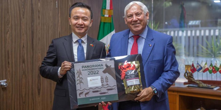 Víctor Villalobos, secretario de Agricultura y Desarrollo Rural, y Zhang Run, embajador de China en México.