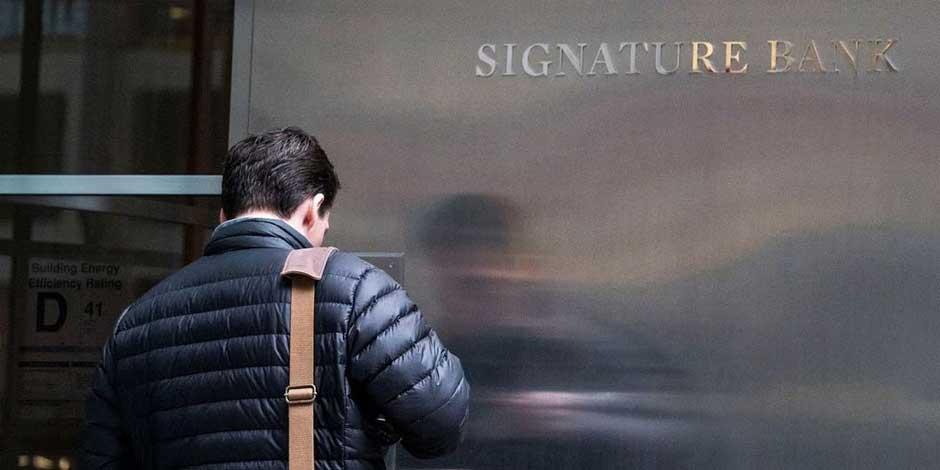Un trabajador llega a la sede de Signature Bank en la ciudad de Nueva York, EE. UU., 12 de marzo de 2023