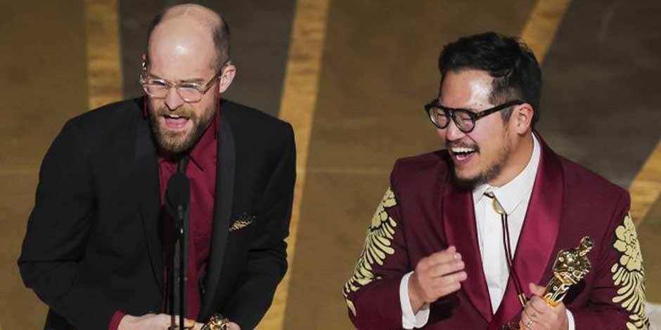 Daniel Scheinert, izquierda, y Daniel Kwan, quien sufre el "síndrome del impostor"  aceptan el premio al mejor director por "Everything Everywhere All at Once" en los Oscar el domingo 12 de marzo de 2023 en el Dolby Theatre de Los Ángeles.