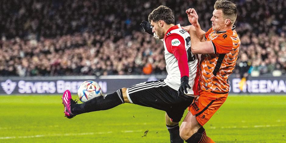 Santiago Giménez protege el esférico en el juego entre Feyenoord y Volendam, ayer, en Países Bajos.