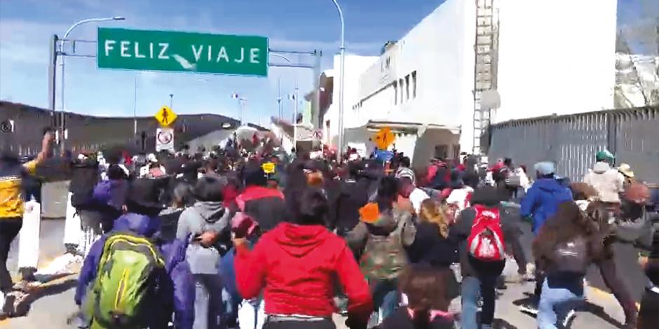 Un grupo de venezolanos cruzó por la fuerza una caseta de Chihuahua, ayer.