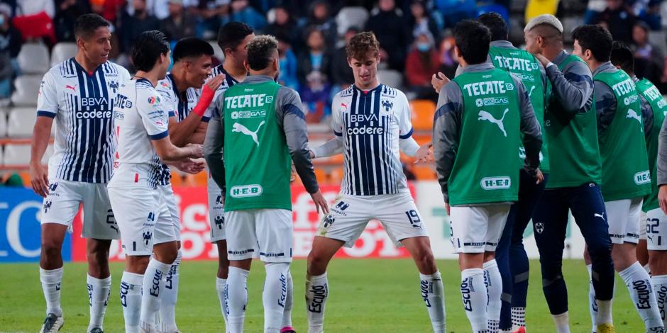 Jordi Cortizo celebra con sus compañeros su gol en el Pachuca vs Monterrey, Jornada 11 del Clausura 2023 de la Liga MX.