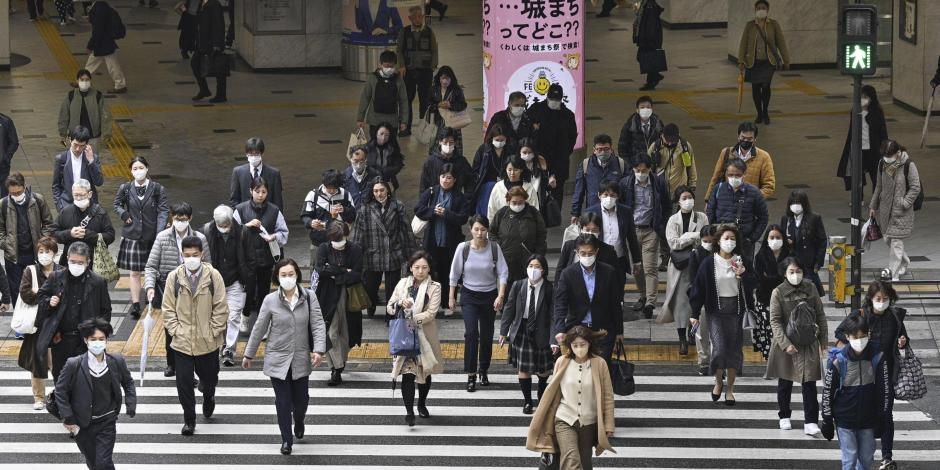 Personas portando mascarillas cruzan una calle en Osaka, en el oeste de Japón, el lunes 13 de marzo de 2023. (Yu Nakajima/Kyodo News vía AP)Personas portando mascarillas cruzan una calle en Osaka, en el oeste de Japón, el lunes 13 de marzo de 2023
