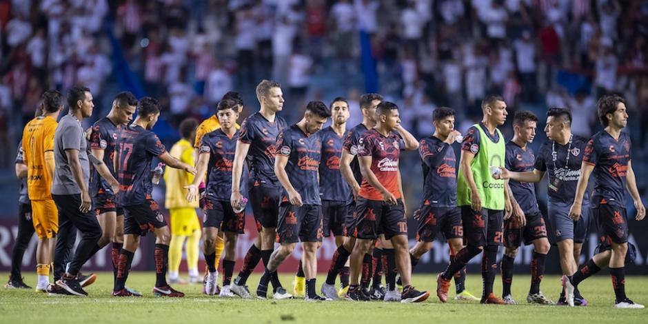 Futbolistas rojinegros abandano el juego de la semana pasada.
