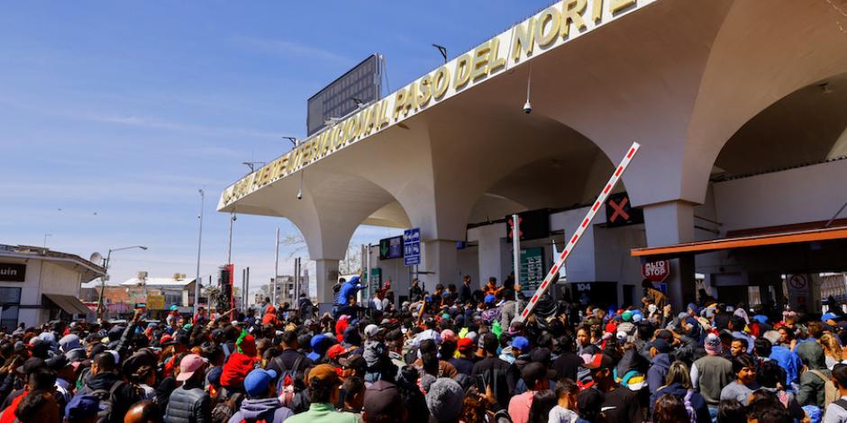 Miles de migrantes se concentraron en el Puente Internacional Paso del Norte en Ciudad Juárez, el pasado domingo con la intención de cruzar masivamente la frontera.