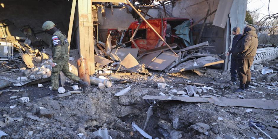 Militares y personal de emergencias investigan un bombardeo en un centro comercial en Donbás, ayer.