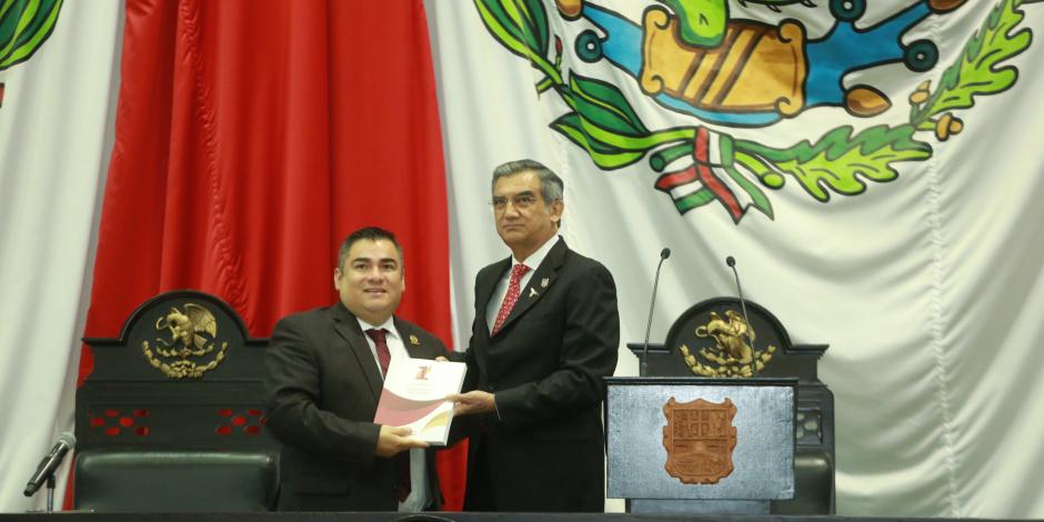 El gobernador de Tamaulipas en el momento de hacer entrega del Infome.