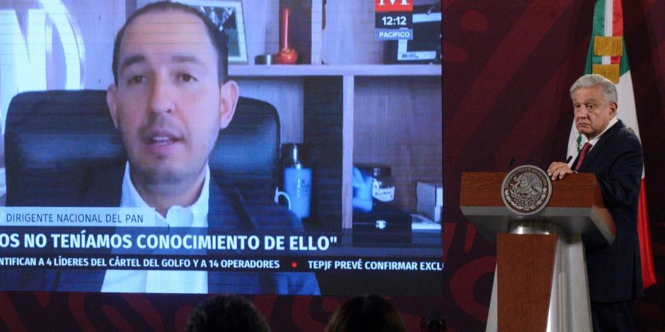 El Presidente López Obrador muestra una entrevista a Marko Cortés, en la que admitió que el PAN tuvo un contrato en 2015 con una empresa ligada a García Luna, ayer.