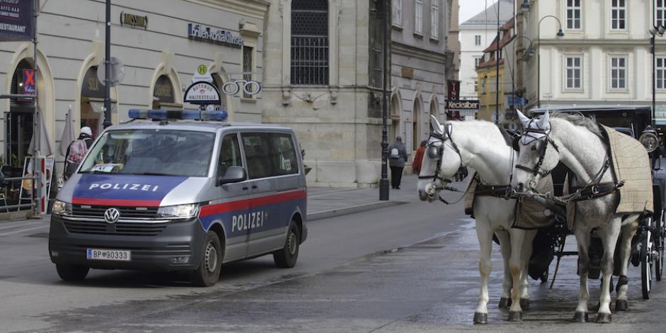 Policías patrullan desde ayer cerca de centros religiosos en Viena.
