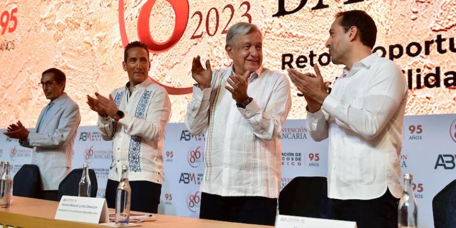 De izq.a der.: Rogelio Ramírez de la O, de SHCP; Daniel Becker, de ABM; el Presidente AMLO Mauricio Vila, gobernador de Yucatán, ayer.
