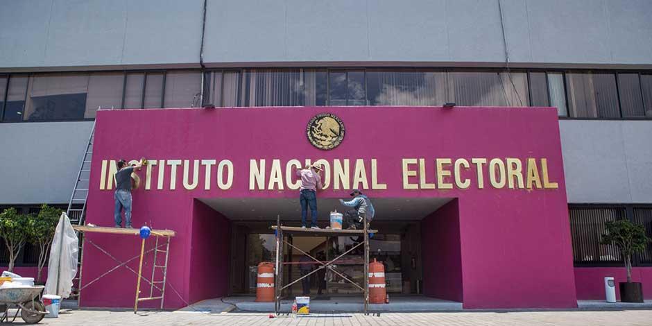 Juez concede suspensión provisional a empleada del INE contra despido por Plan B; en la imagen, trabajadores remodelan la fachada del edificio del INE en 2018.
