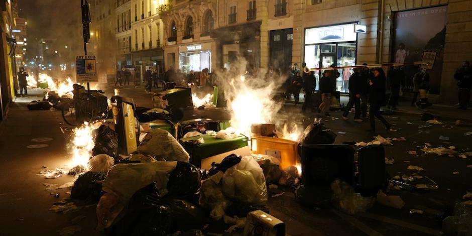 Manifestantes quemaron basura cerca de la Plaza de la Concordia, en París, ayer.