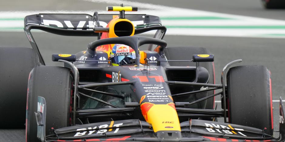Checo Pérez en su monoplaza durante la tercera práctica libre del Gran Premio de Arabia Saudita
