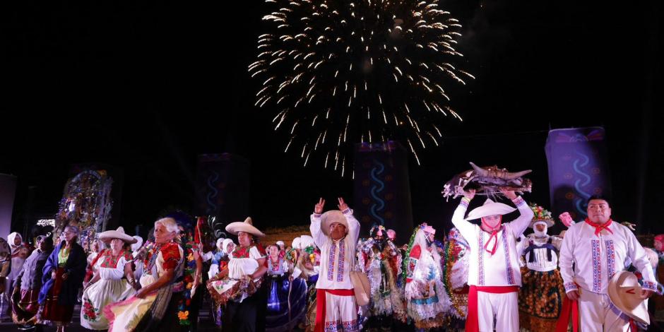 Más de 400 artistas mostraron cómo celebran con música y danza tradicional.