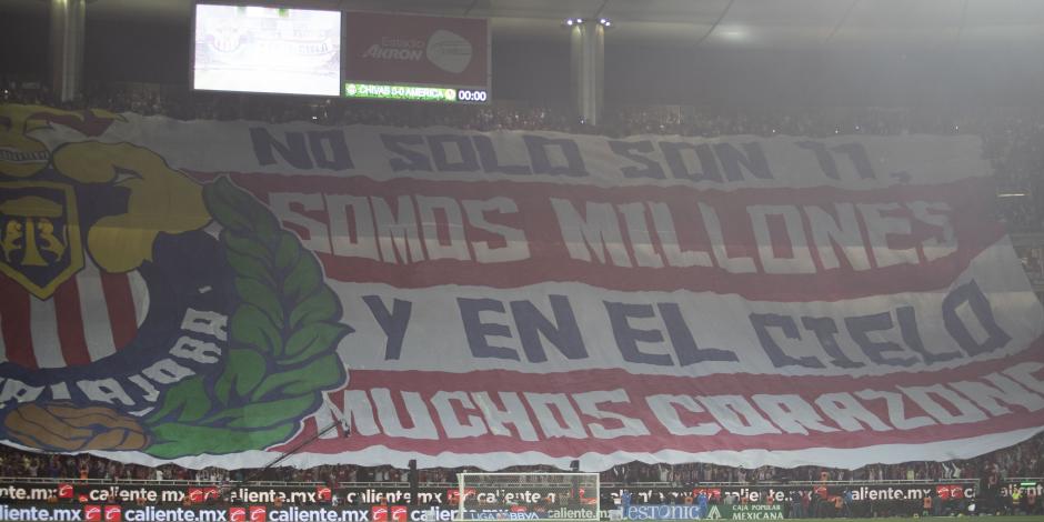 La manta que lucieron los aficionados de Chivas en el clásico nacional ante el América.