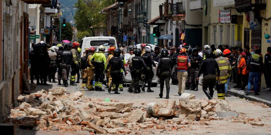 Equipos de rescate atienden a víctimas del sismo en Ecuador.