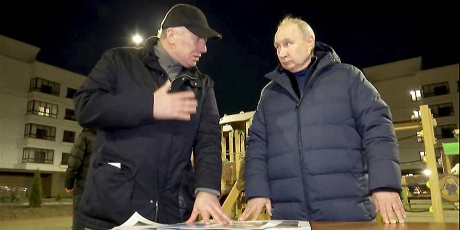 Vladimir Putin (der.) platica con su viceprimer ministro, Marat Khusnullin, durante la visita a Mariúpol.