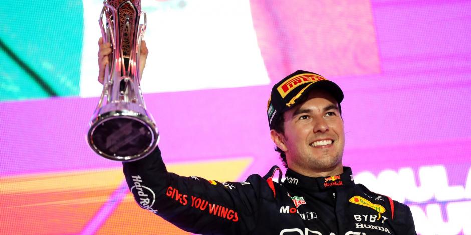 Checo Pérez celebra con el trofeo de primer lugar del GP de Arabia Saudita de F1