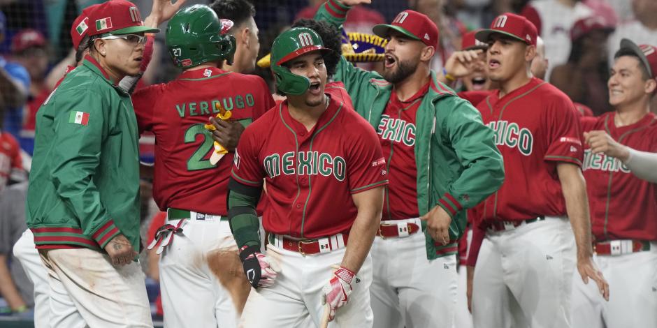 Jugadores de México celebran su triunfo sobre Puerto Rico en los cuartos de final del Clásico Mundial de Beisbol.