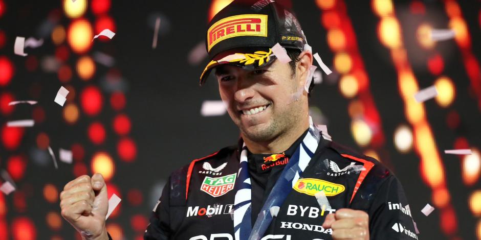 Checo Pérez celebra tras su victoria en el Gran Premio de Arabia Saudita de F1.