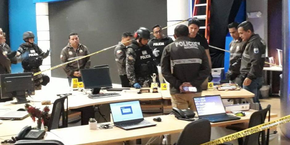Fiscalía de Ecuador investiga atentado explosivo contra el periodista y presentador del canal Ecuavisa, Lenín Artieda, quien recibió la bomba en un sobre anónimo desde hace una semana