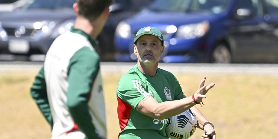 Diego Cocca da indicaciones durante un entrenamiento de la Selección Mexicana.