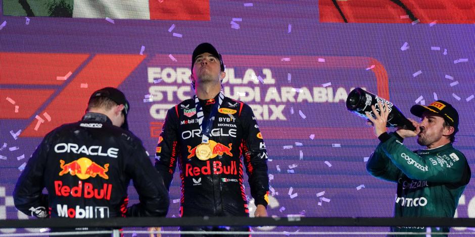 Checo Pérez en el podio del Gran Premio de Arabia Saudita de F1.